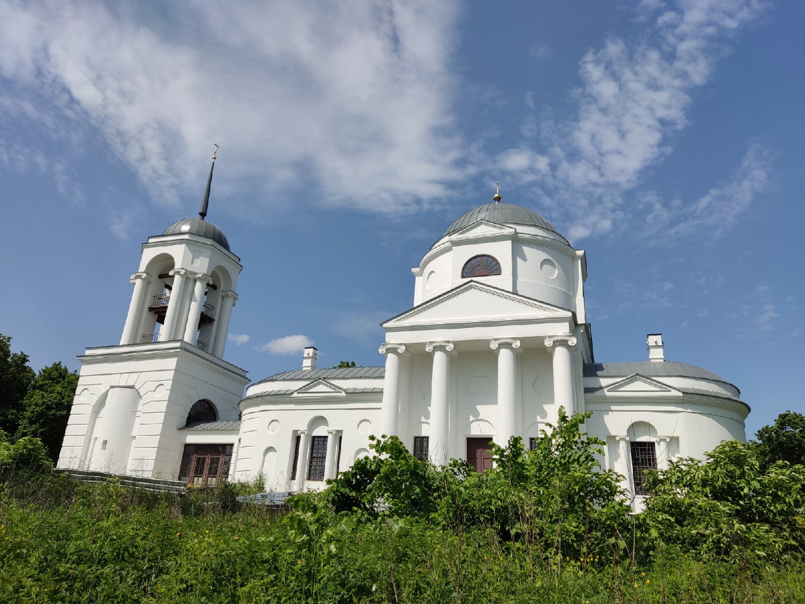 Село бели. Церковь село Беломутово Тула. Церковь село Карауловка.