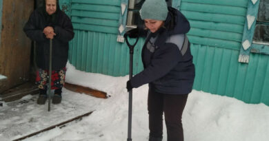 Помощь пожилым людям с уборкой снега